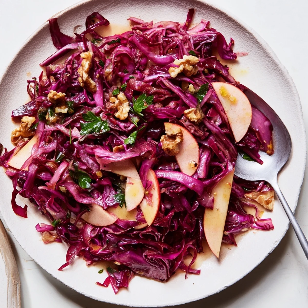 Leckerer Warm Red Cabbage Salad, garniert mit Nüssen und frischer Petersilie.