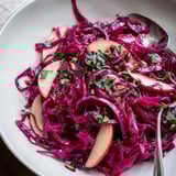 Diese leuchtende Rotkohl- und Apfelpfanne ist ideal als farbenfrohe Beilage für jedes Gericht.  
