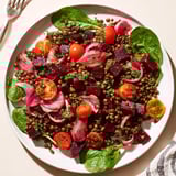 Vibranter Rote-Bete-und-Linsen-Salat, leicht angerichtet mit zesty Dressing.  