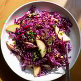 Warmer Rotkohl-Salat mit süß-sauren Aromen, ideal für Herbstabende und Feiern.  