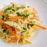 Lebhafte Mischung aus Sauerkraut und Apfel, perfekt für Grillgerichte und Picknicks.  