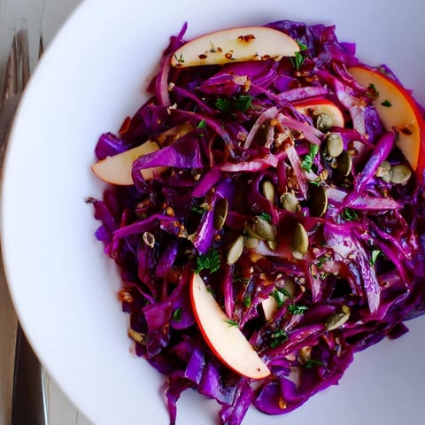 Vibrante Rotkohl- und Apfelpfanne, die süß-sauer im Geschmack ist und knackige Äpfel vereint.  